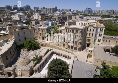 Vue depuis la tour sur la vieille ville de Bakou, Site du patrimoine mondial de l'UNESCO, l'Azerbaïdjan, Asie centrale, Asie Banque D'Images