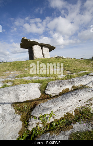 Dolmen de Poulnabrone, un portail tombe néolithique datant probablement des entre 4200 à 2900 avant J.-C., le Burren, comté de Clare, Irlande Banque D'Images