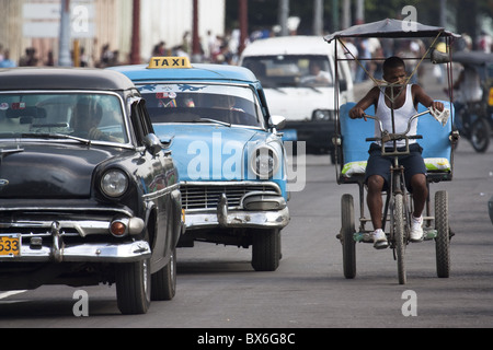 Vintage voitures américaines et un bici (vélo taxi) à La Havane, Cuba, Antilles, Amérique Centrale Banque D'Images