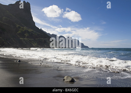 Océan Atlantique, les vagues déferlent sur du sable volcanique noir à Taganana, Tenerife, Canaries, Espagne, Europe, Atlantique Banque D'Images