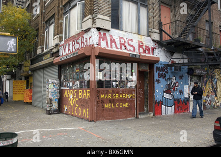 Le bar historique, l''Mars' à la 2e Avenue et 1e rue dans l'East Village à New York. Banque D'Images