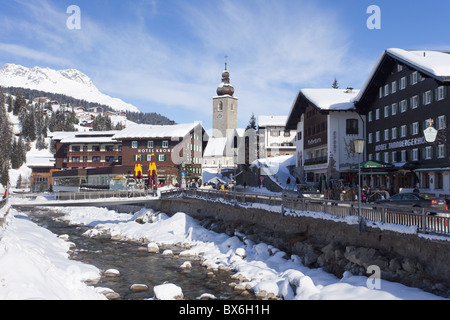 Hotel Krone, rivière et l'église du village, Lech près de St Anton am Arlberg En hiver la neige, Alpes autrichiennes, l'Autriche, Europe Banque D'Images