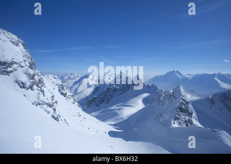 Vue du sommet du Valluga à St Anton am Arlberg En hiver la neige, Alpes autrichiennes, l'Autriche, Europe Banque D'Images