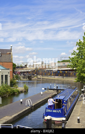 Canal Boat la négociation d'un verrou, Camden Lock, Londres, Angleterre, Royaume-Uni, Europe Banque D'Images