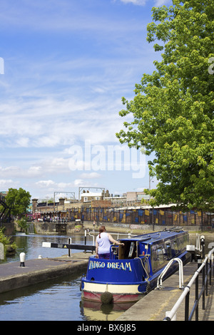 Canal Boat la négociation d'un verrou, Camden Lock, Londres, Angleterre, Royaume-Uni, Europe Banque D'Images