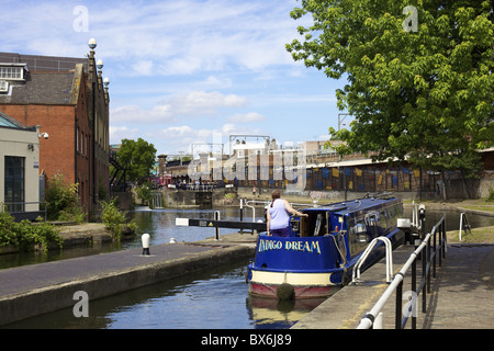 Canal Boat la négociation d'un verrou, Camden Lock, Londres, Angleterre, Royaume-Uni, Europe Banque D'Images