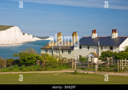 Vue sur les Sept Soeurs de falaises, les garde-côtes cottages sur Seaford Head, parc national des South Downs, East Sussex, England, UK Banque D'Images