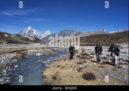 Les randonneurs dans la vallée de Chukhung Solu Khumbu, Région de l'Everest, parc national de Sagarmatha, Himalaya, Népal, Asie Banque D'Images