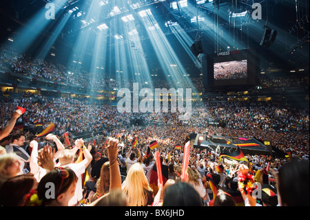 Coupe du Monde de football fans à la consultation du public dans la salle omnisports Lanxess Arena, Cologne, Rhénanie du Nord Westphalie, Allemagne, Europe Banque D'Images