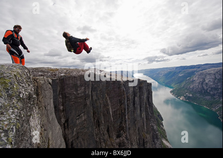 Base Jumping à Lyseboten, Lysefjord, Norway, Scandinavia, Europe Banque D'Images