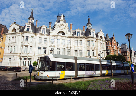 Le tramway et l'architecture art déco, Anvers, Flandre, Belgique, Europe Banque D'Images