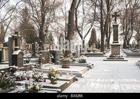 Cimetière couvert de neige, village de Treboradice, Prague, République Tchèque, Europe Banque D'Images