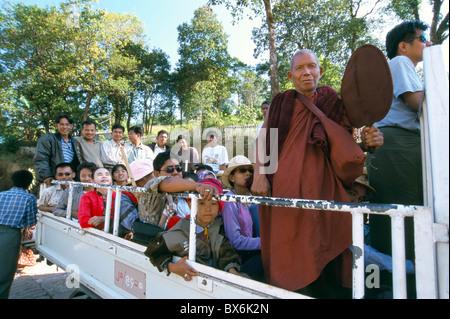 Les pèlerins sur un camion sur le chemin de la Pagode Kyaiktiyo (Rocher d'Or), la Pagode de l'État de Mon, Myanmar (Birmanie), l'Asie Banque D'Images