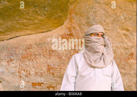 Touareg et peintures rupestres primitives, Akakus, désert du Sahara, Fezzan, Libye, Afrique du Nord, Afrique Banque D'Images