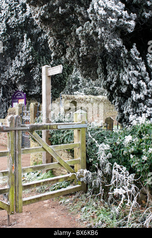 Une journée hivernale glacielle, Winterbourne South Glos UK Gat et panneau. Banque D'Images