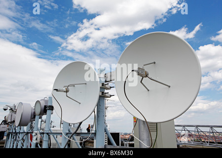 Plats satellite sur un toit de l'hôtel Corinthia Towers à Prague avec ciel nuageux au-dessus. (Photo/CTK JOsef Horazny) Banque D'Images