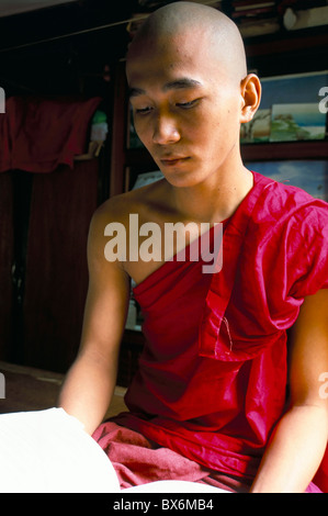 Le moine bouddhiste, Monastère Mahagandayon, Amarapura, Mandalay Division, Myanmar (Birmanie), l'Asie Banque D'Images