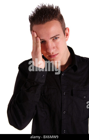 Un jeune homme souffre de migraine. Tous isolé sur fond blanc. Banque D'Images