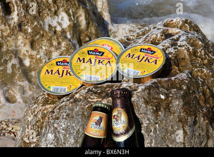 Traditionnel tchèque pate, Majka, bière, Velkopopovicky Kozel, mer Méditerranée, rochers, surf Banque D'Images