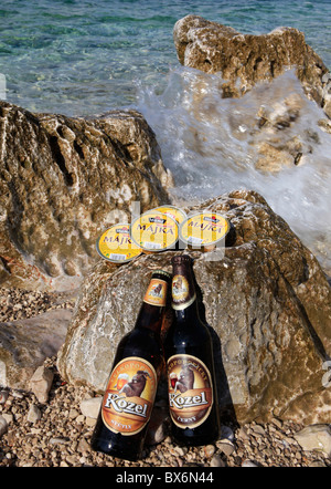 Traditionnel tchèque pate, Majka, bière, Velkopopovicky Kozel, mer Méditerranée, rochers, surf Banque D'Images