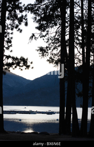 Lever du soleil au lac Pinecrest, Tuolumne County, Californie, forêt nationale Stanislaus Banque D'Images