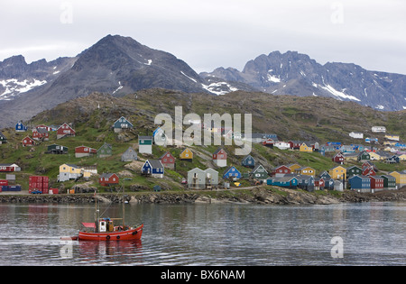 Bateau de pêche, Ammassalik, au Groenland, l'Arctique, les régions polaires Banque D'Images