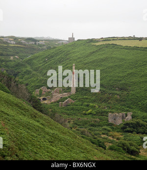 Kenidjack, une ancienne mine d'étain de Cornouailles et de l'arsenic, Cornwall, England, UK (photo prise de sentier public) Banque D'Images