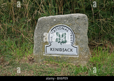 Un panneau disant Kenidjack National Trust, une ancienne mine d'étain de Cornouailles et de l'arsenic, Cornwall, England, UK du sentier public Banque D'Images