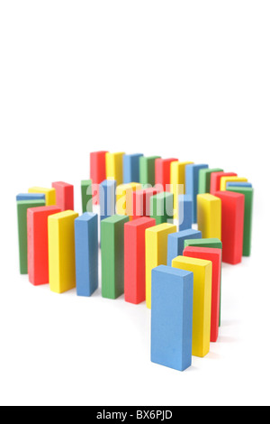 Plusieurs dominos multicolores debout l'un après l'autre. Tous les isolatoed sur fond blanc. Banque D'Images
