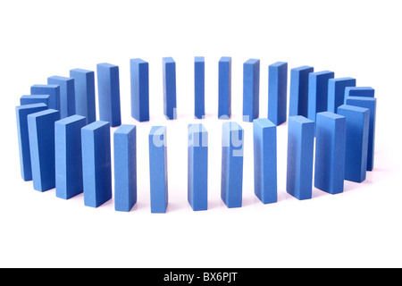 Un cercle bleu de dominos. Tous isolé sur fond blanc. Banque D'Images