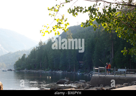 Deux hommes pêchent au large de la côte. Lac Pinecrest, Tuolumne County, Californie, forêt nationale Stanislaus Banque D'Images