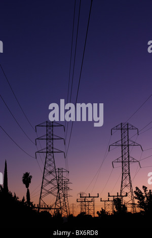 Les lignes d'alimentation par la silhouette au coucher du soleil dans un quartier. Modesto, Californie, États-Unis. Banque D'Images