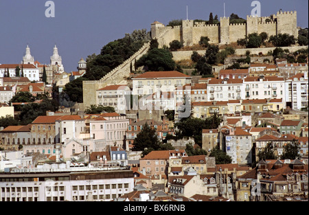 Château de Sao Jorge surplombant Alfama, Lisbonne, Portugal. Banque D'Images