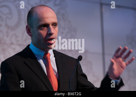 Mark Arbib, ancien sénateur travailliste et ancien ministre australien des Sports et ministre de l'emploi autochtone et du développement économique, s'adressant à un auditoire lors d'une conférence de Jobs Australia. Banque D'Images