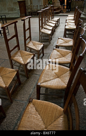 Chaises vides à l'intérieur de la Basilique du Saint Sauveur, Dinan, France. Banque D'Images