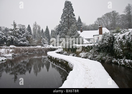 Chemin couvert de neige et des cours menant à un bâtiment de la distance Banque D'Images