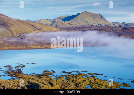 Les coulées de lave dans le lac Frostadavatn, Landmannalaugar, Islande, région de Fjallabak, régions polaires Banque D'Images