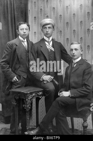 Personnes, hommes, portrait / demi-longueur 1910, trois jeunes hommes, Bamberg, 1911, droits additionnels-Clearences-non disponible Banque D'Images