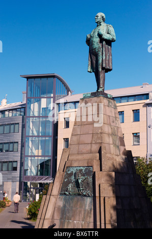Statue de héros national islandais Jon Sigurdsson sur Austurvollur square central, dans le centre de la vieille Reykjavik, Islande Banque D'Images