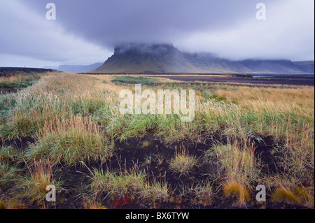 Mont Lomagnupur, 767 m, près de Nupsstadur est un monument remarquable au-dessus des étendues de sable noir plat Skeidararsandur, Islande Banque D'Images