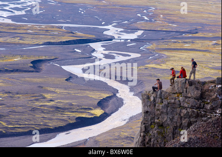 Les randonneurs reste au-dessus du glacier Skaftafellsjokull, Skaftafellsa dans la rivière glaciaire backgroun, le parc national de Skaftafell, l'Islande Banque D'Images