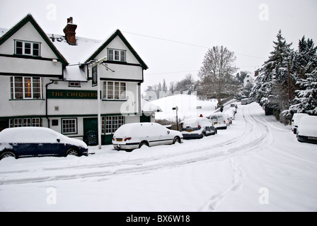 Country pub dans la neige profonde Banque D'Images