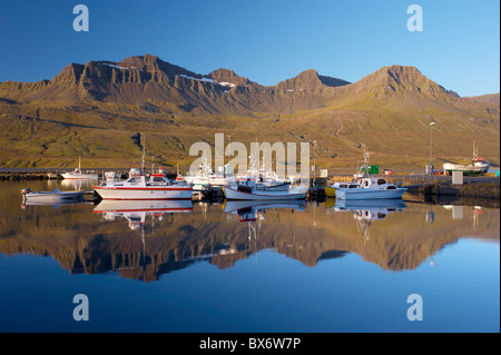 Faskrudsfjordur Faskrudsfjordur, fjord, Fjords de l'Est, région de l'Islande Banque D'Images