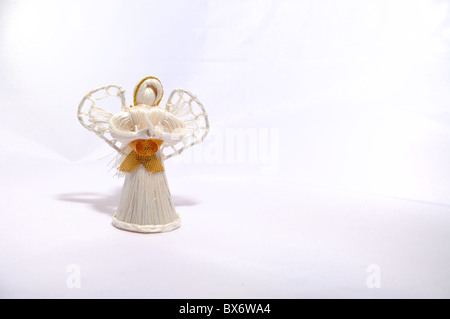 La paille de Noël blanc angel ornament isolé sur fond blanc. Banque D'Images