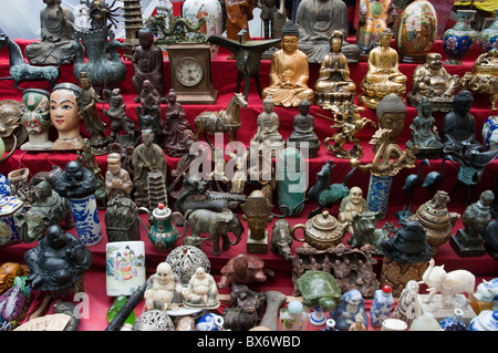 Les statues de Bouddha et des ornements pour la vente à un décrochage du marché de rue dans Yangshuo, Guangxi, Chine. Banque D'Images