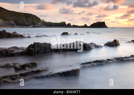 Magnifique coucher de soleil sur Hartland Quay, à partir de la côte de Hartland Beach, North Devon, Angleterre. L'automne (septembre) 2010. Banque D'Images