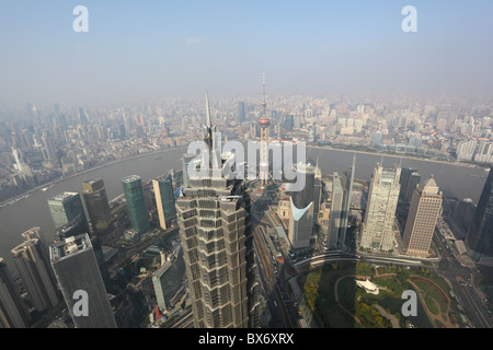 Shanghai à partir de ci-dessus. Vue du Centre mondial des finances de Shanghai, Chine Banque D'Images