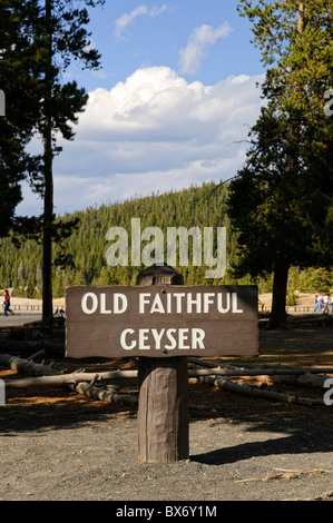 Old Faithful Geyser signe, le Parc National de Yellowstone, Wyoming, USA Banque D'Images
