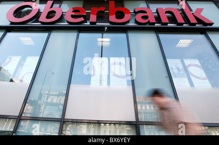 Les gens passent par Oberbank AG succursale tchèque à Prague, en République tchèque, le mercredi 15 avril 2009. (CTK Photo/Rene Fluger) Banque D'Images