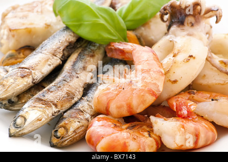 Fruits de mer frits avec des anchois et de poissons, gros plan sur une plaque blanche Banque D'Images